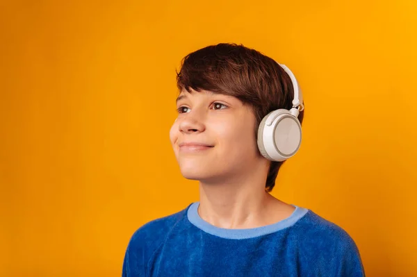 스튜디오 문닫기 노란색 배경에 헤드폰을 소년의 — 스톡 사진