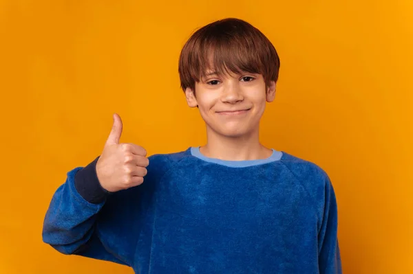 Студійний Портрет Молодого Усміхненого Хлопчика Підлітка Синьому Кольорі Показує Великий — стокове фото