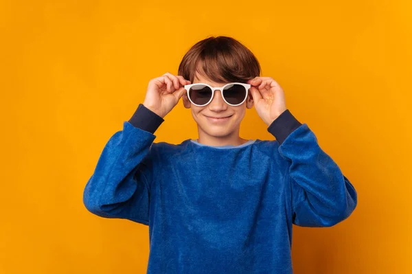 Студійний Портрет Крутого Усміхненого Хлопчика Який Одягає Сонцезахисні Окуляри Жовтому — стокове фото