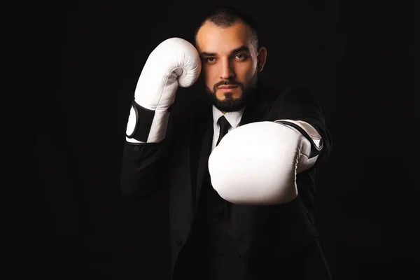 一个严肃的男人站在黑暗的背景下 准备用白色的盒子手套进攻或防守 — 图库照片