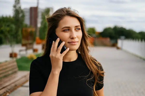 Jovem Pacífica Calma Está Chamando Alguém Pelo Telefone Enquanto Caminha — Fotografia de Stock