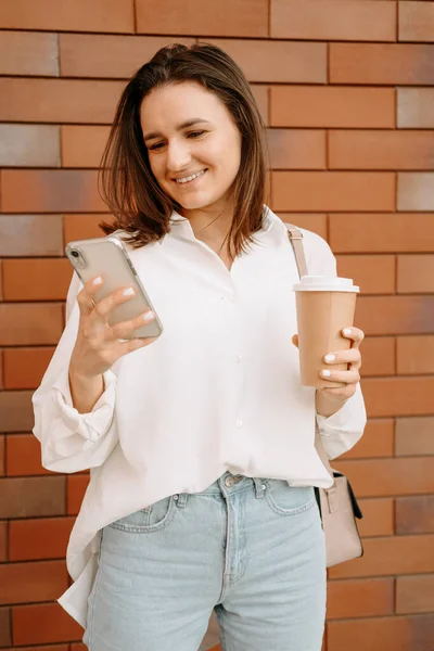 Ampla Mulher Sorrindo Gosta Sua Pausa Enquanto Segurando Telefone Copo — Fotografia de Stock