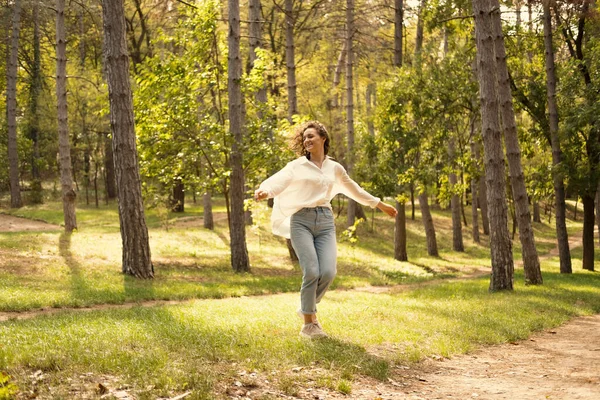 Ecstatic Młoda Kobieta Tańczy Słonecznym Zielonym Lesie Ciesząc Się Wolnością — Zdjęcie stockowe