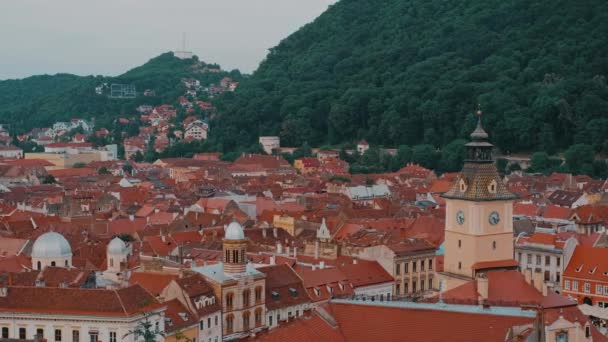 Akşam Saatlerinde Romanya Nın Brasov Kentinin Yukarısından Görüntüler — Stok video