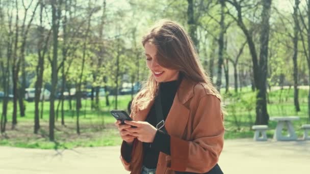 Jonge Charmante Vrouw Stad Typen Bericht Smartphone Buiten — Stockvideo