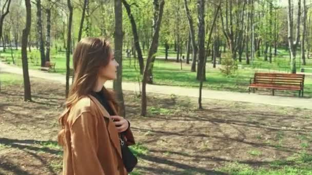 Oldalnézet Videó Fiatal Kaukázusi Sétál Parkban Megcsodálják Tavasszal — Stock videók