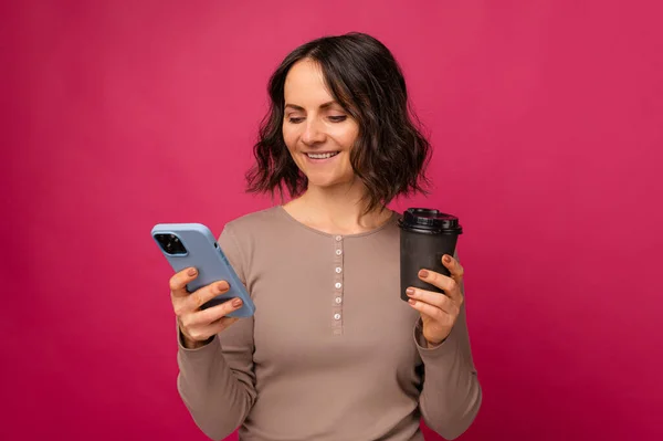 Feliz Mulher Meia Idade Está Usando Seu Telefone Inteligente Enquanto — Fotografia de Stock
