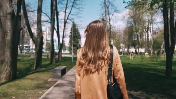 Vídeo Volta Alegre Jovem Bela Mulher Andando Parque Durante Primavera — Vídeo de Stock