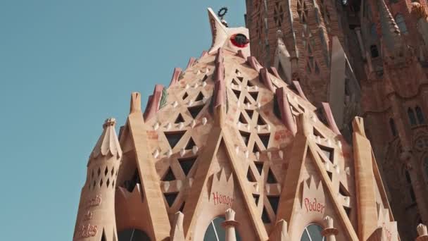 2023年2月21日 西班牙巴塞罗那 阳光普照的Sagrada Familia天主教大教堂录像 — 图库视频影像
