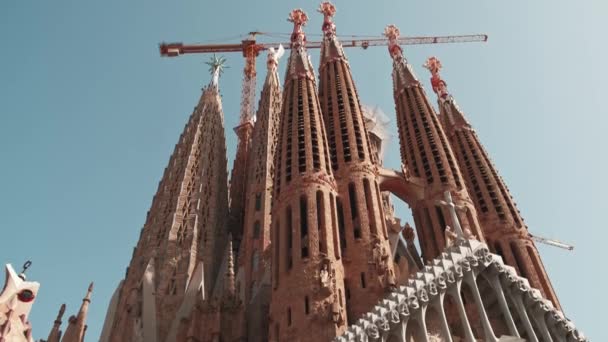 2023年2月21日 スペイン バルセロナ 晴れた日のサグラダ ファミリア カトリック大聖堂教会のビデオ — ストック動画