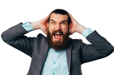 Ceket giyen, beyaz arka planda bağıran stresli sakallı bir adamın yakın plan fotoğrafı..