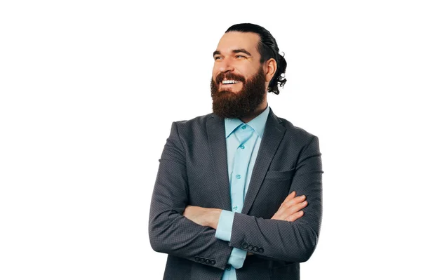 Впевнений Студійний Портрет Бородатого Усміхненого Чоловіка Куртці Схрещеними Руками — стокове фото
