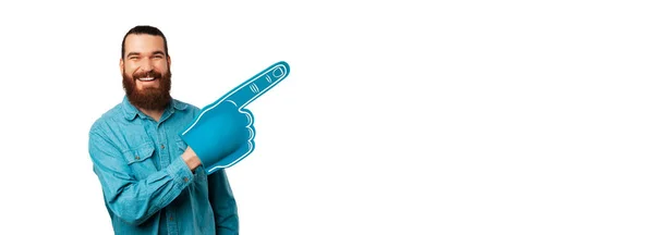 Банерний Знімок Красивого Чоловіка Блакитній Сорочці Піна Пальців Вказує Вбік — стокове фото