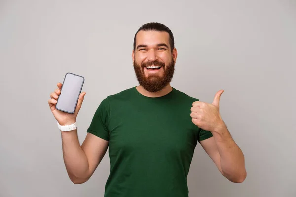 Amplio Hombre Sonriente Con Camiseta Verde Está Mostrando Pantalla Del — Foto de Stock
