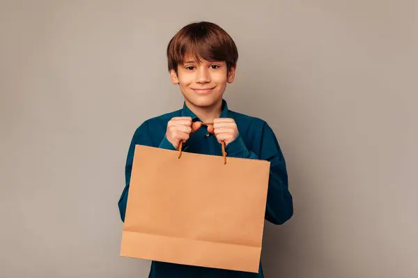 Χαρούμενη Ευχαριστημένος Έφηβος Αγόρι Κρατά Σφιχτά Μια Καθαρή Τσάντα Αγορών — Φωτογραφία Αρχείου