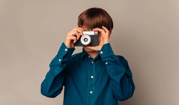 Knappe Tiener Jongen Blauw Shirt Zoek Door Zijn Oude Vintage — Stockfoto