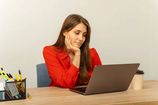 Denkende Junge Blonde Frau Roten Hemd Blickt Büro Auf Ihren — Stockfoto