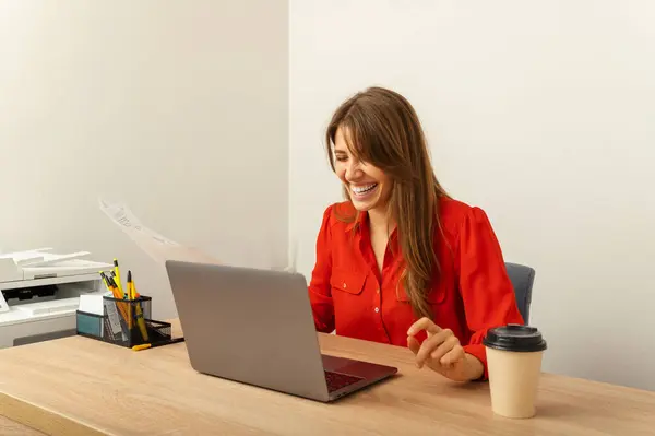 Junge Lachende Schöne Frau Sitzt Büro Vor Ihrem Laptop Und — Stockfoto