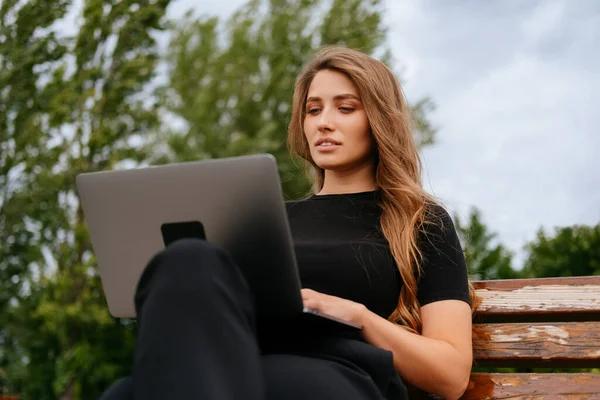 Parkta Dizüstü Bilgisayarda Çalışan Sarışın Genç Bir Kadının Açık Hava — Stok fotoğraf