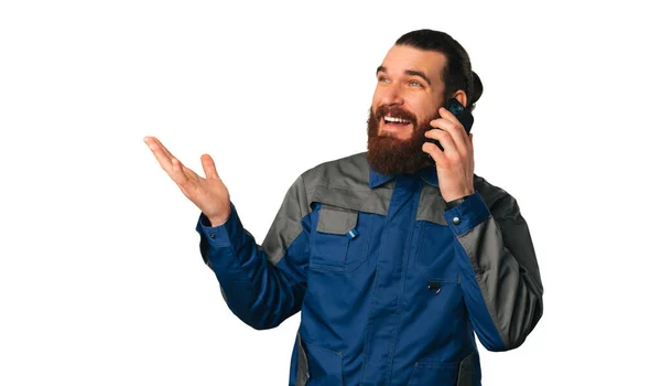 Handsome Tukang Yang Berjanggut Sedang Berbicara Telepon Mungkin Dengan Klien — Stok Foto