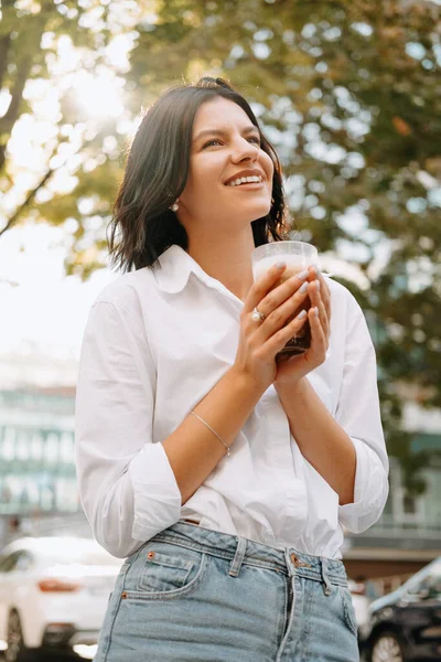 Mulher Sorridente Larga Está Segurando Copo Latte Enquanto Está Uma — Fotografia de Stock