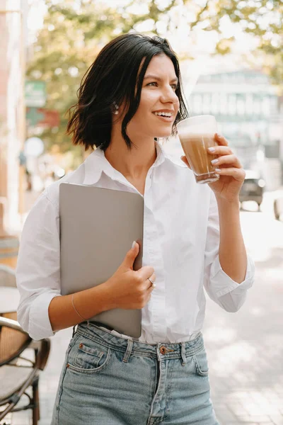 Junge Geschäftsfrau Läuft Freien Mit Laptop Und Einem Glas Latte — Stockfoto