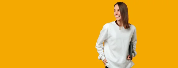 Портрет Усміхненої Жінки Тримає Ноутбук Дивиться Вбік Жовтий Фон — стокове фото