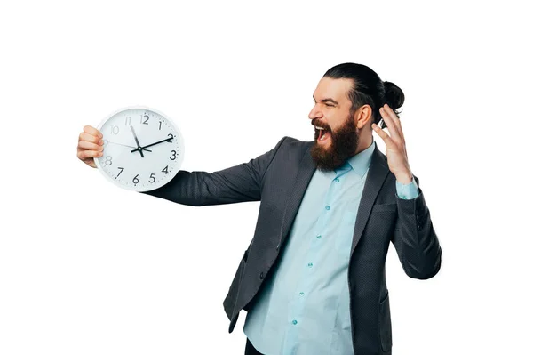 Gritar Molesto Hombre Barbudo Con Chaqueta Está Sosteniendo Reloj Blanco — Foto de Stock