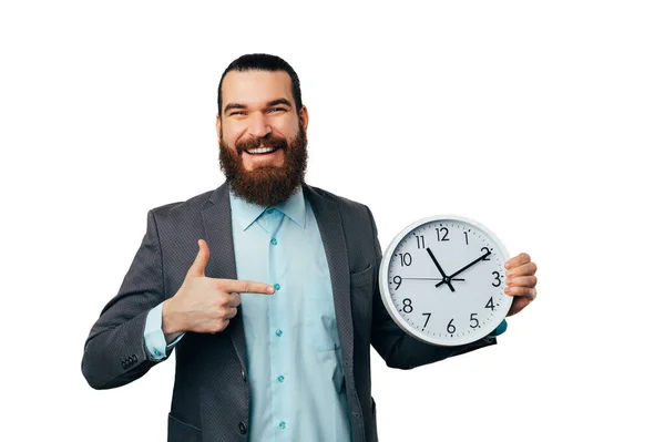 Hombre Barbudo Sonriente Con Chaqueta Señala Reloj Que Sostiene Tiempo — Foto de Stock
