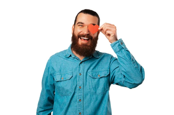 Szeroko Uśmiechnięty Brodaty Mężczyzna Niebieskiej Koszuli Trzyma Papier Kształcie Serca — Zdjęcie stockowe