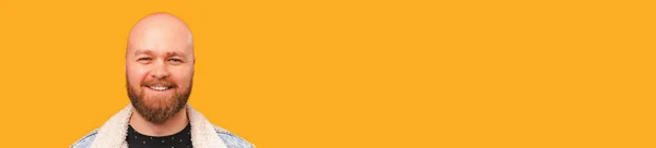 Baner Rozmiar Headshot Uśmiechniętego Łysego Brodatego Człowieka Żółtą Przestrzeń Kopii — Zdjęcie stockowe