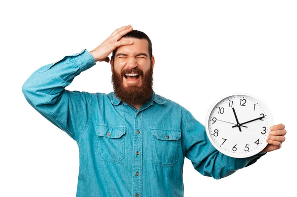 Retrato Hombre Barbudo Molesto Sosteniendo Reloj Una Mano Sobre Cabeza —  Fotos de Stock