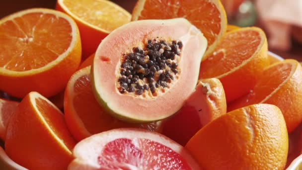 Κοντινό Βίντεο Του Papaya Και Φέτες Πορτοκάλια Και Γκρέιπφρουτ — Αρχείο Βίντεο