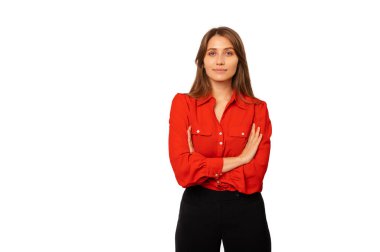 Kırmızı tişört giyen genç ve ciddi bir kadın kollarını beyaz arka plana katlamış duruyor..