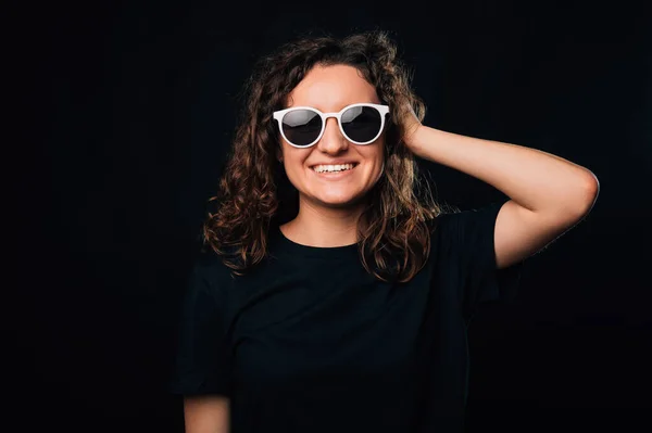Glada Stilig Ung Kvinna Bär Coola Solglasögon Ler Mot Kameran — Stockfoto