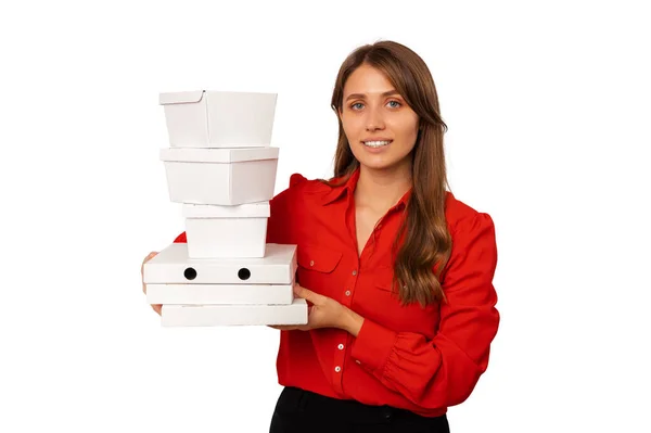若いハンサムな女性が赤いシャツを着ていくつかの白い弁当箱を保持している スタジオショット — ストック写真