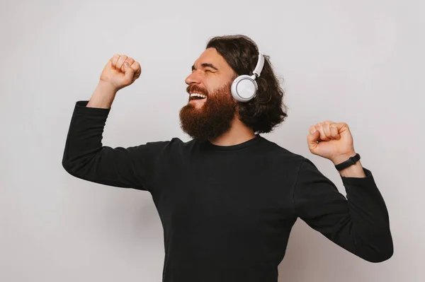 Homme Extatique Ludique Danse Tout Écoutant Musique Dans Les Écouteurs — Photo