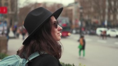 Genç turist kadının Avrupa 'da eğlendiği videoyu kapat.