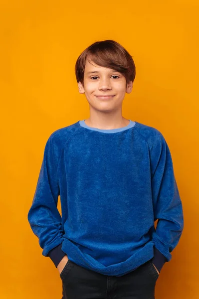 Κάθετη Πορτρέτο Στούντιο Ενός Όμορφου Έφηβου Αγοριού Στέκεται Χέρια Του — Φωτογραφία Αρχείου