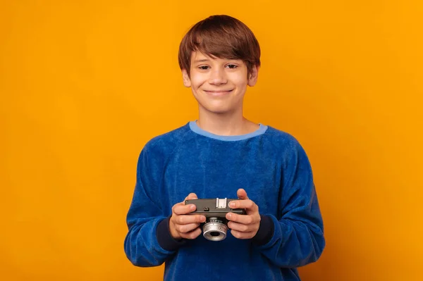 Rapaz Adolescente Positivo Está Segurando Uma Câmera Vintage Começando Novo — Fotografia de Stock