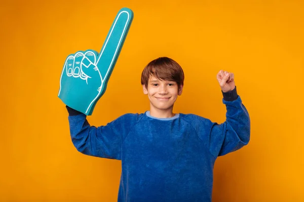 Feliz Teen Menino Vestindo Azul Espuma Dedo Luva Faz Vencedor — Fotografia de Stock