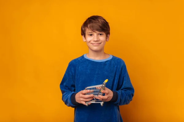 Bonito Sorriso Adolescente Menino Está Segurando Pequeno Carrinho Compras Suas — Fotografia de Stock