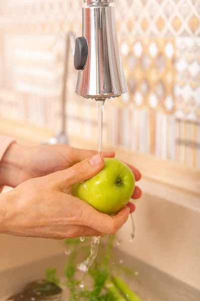 Jovem Mão Feminina Está Lavando Uma Maçã Verde Pia Cozinha — Fotografia de Stock