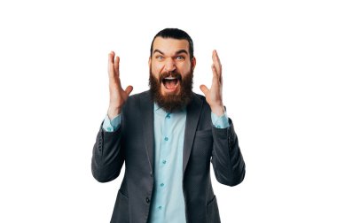 Heyecanlı sakallı adam beyaz arka planda iyi haberleri olduğunu haykırıyor..