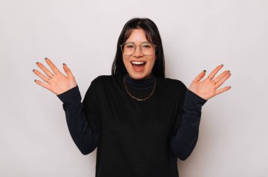 Genç bir kadın, öğrendiği haber onu heyecanlandırdığı için el kol hareketi yapıp çığlık atıyor..