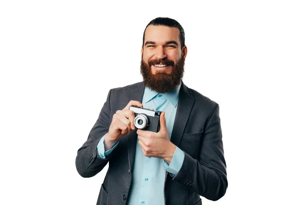 身穿夹克衫的快乐的小胡子男人拿着一台老式的摄影相机 — 图库照片