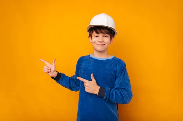 Bonito Teen Menino Vestindo Branco Difícil Proteção Chapéu Está Apontando — Fotografia de Stock