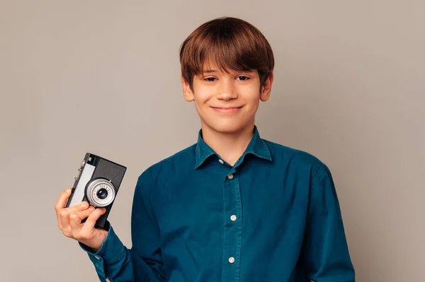 Веселий Молодий Підліток Усміхнений Хлопчик Тримає Стару Старовинну Камеру Одній — стокове фото
