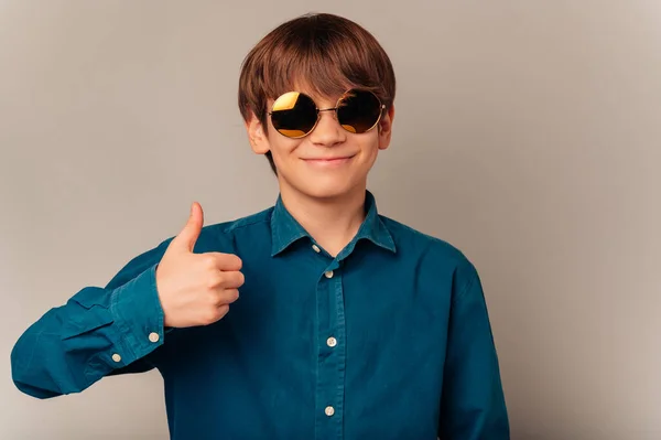 Όμορφος Έφηβος Αγόρι Φορώντας Δροσερά Γυαλιά Ηλίου Κρατά Έναν Αντίχειρα — Φωτογραφία Αρχείου