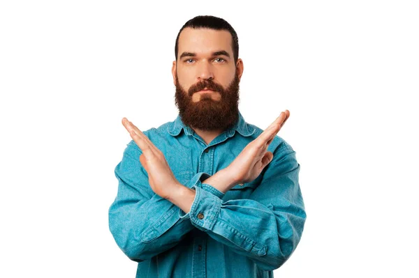 Serieuze Man Met Baard Kruist Handen Vorm Voor Een Stopteken — Stockfoto